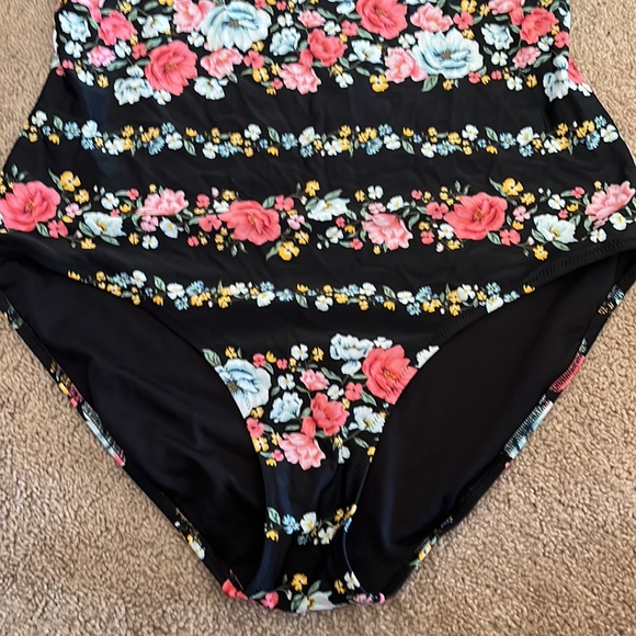 Old navy swim suit - Picture 3 of 6